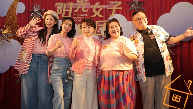 《陽光女子合唱團》導演林孝謙（右起），之前帶著演員鍾欣凌、翁倩玉、孫淑媚及安心亞，在中國跑宣傳。照片翻攝《陽光女子合唱團》微博、影片翻攝二十二島主微博