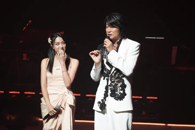 游鴻明與女兒趣味互動。彭欣偉攝