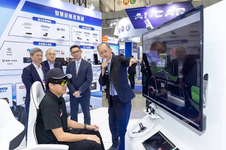 車輛中心研發的AI全方位智慧座艙擁有駕駛者視線追蹤等四項核心感知功能，已協助國內20家廠商輸出國際，將產品導入北美、中東、東南亞及日本市場。主辦單位提供