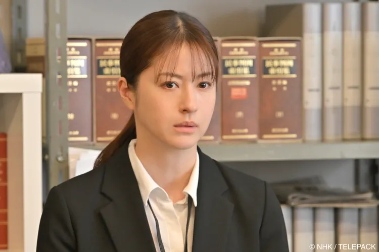 松本若菜飾演新聞記者，調查醫科大學針對入學評分的女性歧視案。Hami Video提供