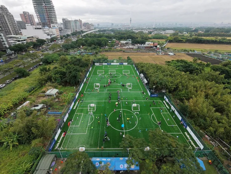 福斯汽車足球運動場由兩座7人制足球場組成，總面積約3,600平方公尺，近期台灣福斯汽車引進全新高規格無填充物全天候人工草皮，導入高效排水系統、無橡膠顆粒及10毫米吸震層，以專業設備及完善環境守護球員全年度的訓練與賽事。業者提供