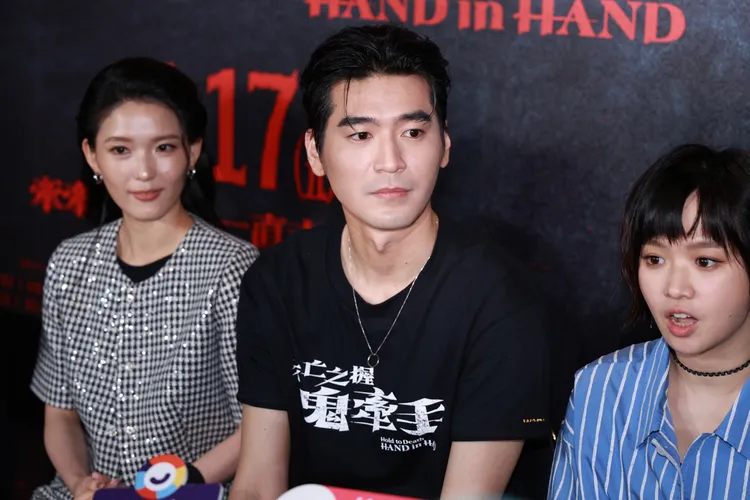 涂善存（中）為戲反覆練習日語。彭欣偉攝