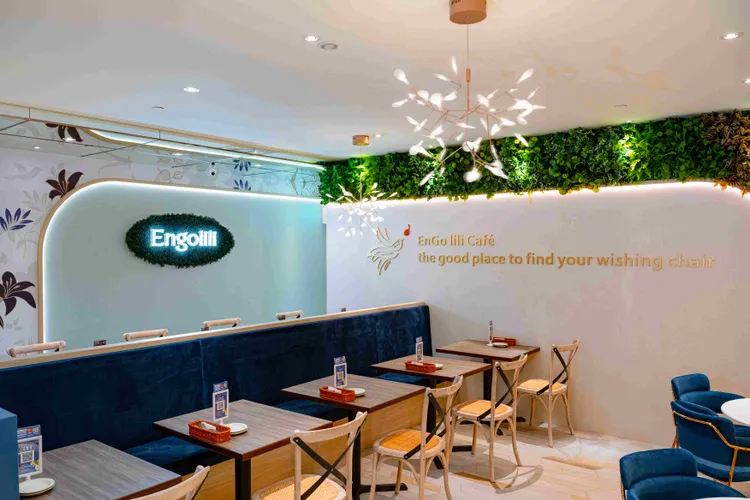 Engolili 英格莉莉統一時代店全新空間規劃近百席座位，以明亮開闊的空間結合自然植感美學，在繁忙都會之中，細緻構築出一處優雅靜謐的「花園秘境」。Engolili 英格莉莉提供