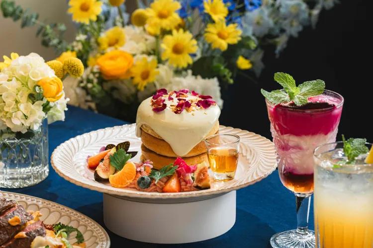 Engolili英格莉莉統一時代店獨家新品花園秘境熔岩鬆餅塔（市值390元），以特調熔岩鮮奶油與繽紛花果，帶來視覺與多層次口感的雙重震撼。Engolili 英格莉莉提供