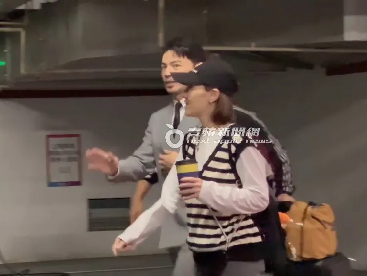 阿Ken（後）和美女助理在地下停車場準備離開。特勤中心攝