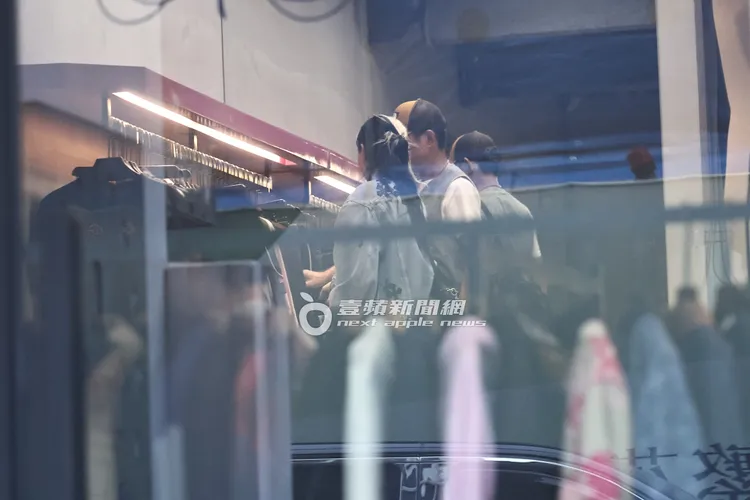 店員將衣桿放置門口，管控人員出入。特勤中心攝