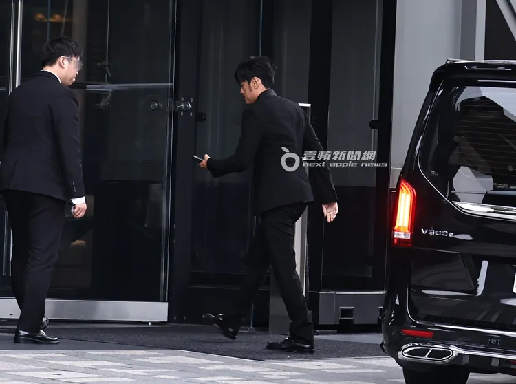 周杰倫和助理大妮搭乘賓士保母車一同回到「One Park Taipei元利信義聯勤」。特勤中心攝