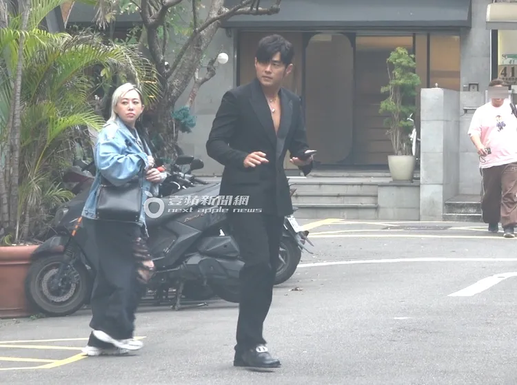 一步出潮牌店外，周杰倫（右）便被路人認出呼喊。特勤中心攝