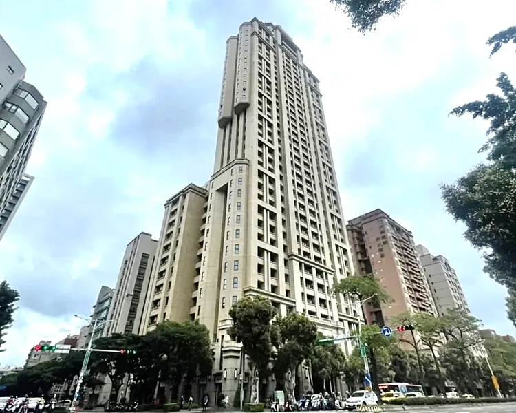 周杰倫2015年11月豪擲6.6億元買下「元利和平大苑」37、38樓頂樓樓中樓，該戶坐擁360度觀景台。特勤中心攝