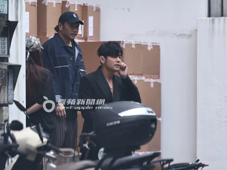 周杰倫步出自家潮牌店，自帶天王光環吸引路人目光。特勤中心攝