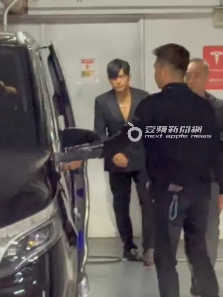 MV首映結束後，周杰倫搭乘員工電梯抵達地下停車場。特勤中心攝