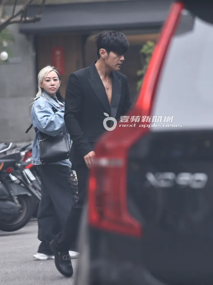 周杰倫穿著深V設計的Dior 2026秋季時裝系列黑色西裝，露出厚實胸膛。特勤中心攝