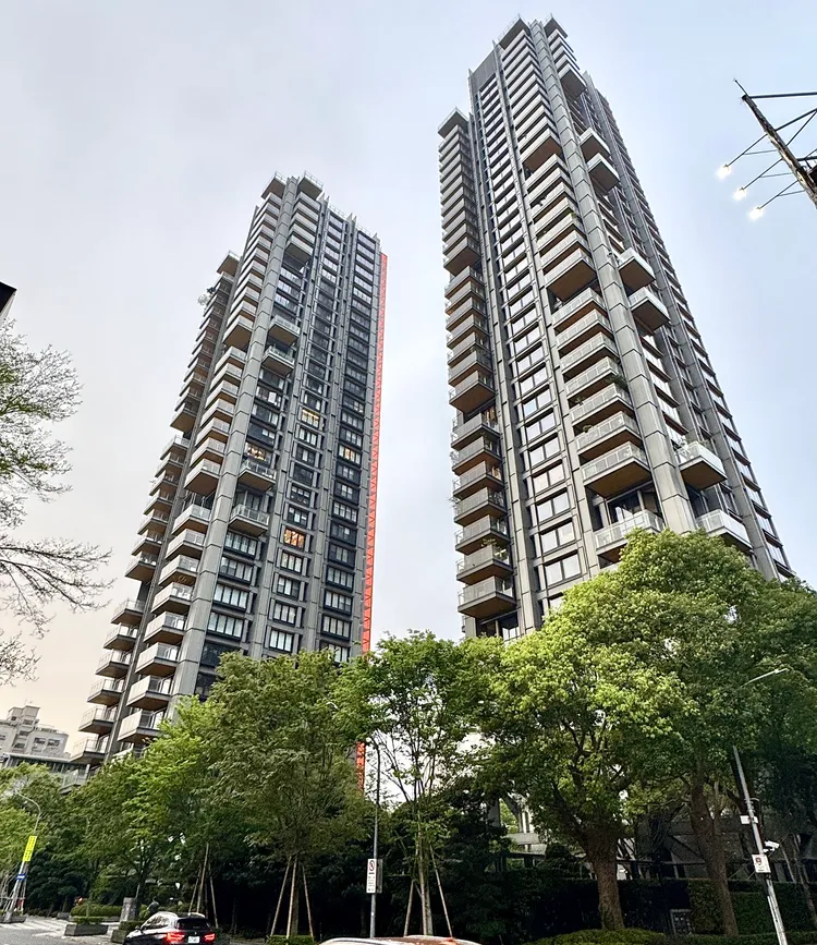 周杰倫2021年豪砸3.5億元買下「One Park Taipei元利信義聯勤」7樓戶登記於妻子昆凌名下，江蕙和林敏雄都是鄰居。特勤中心攝