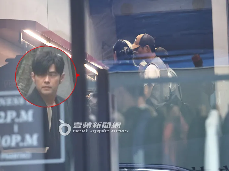 周杰倫（左）抵達店內，大家便開始忙碌了起來。特勤中心攝