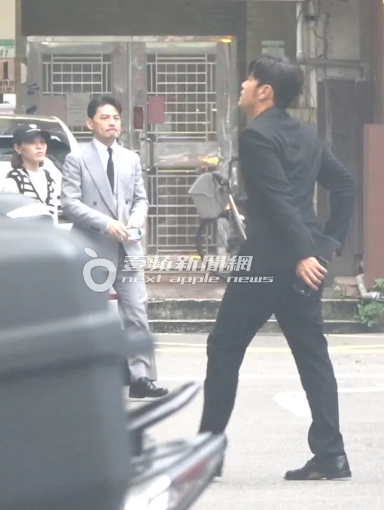 周杰倫（右）走路有風，阿Ken（中）早已跟女助理在店外等候。特勤中心攝