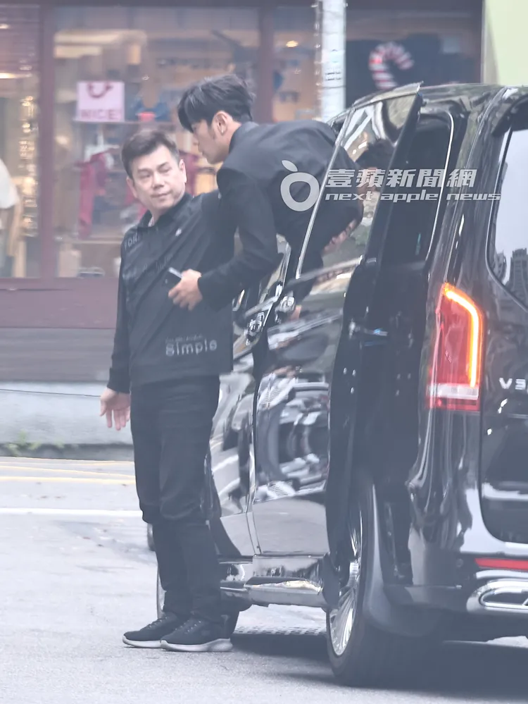 周杰倫帥氣抵達東區自家潮牌店。特勤中心攝