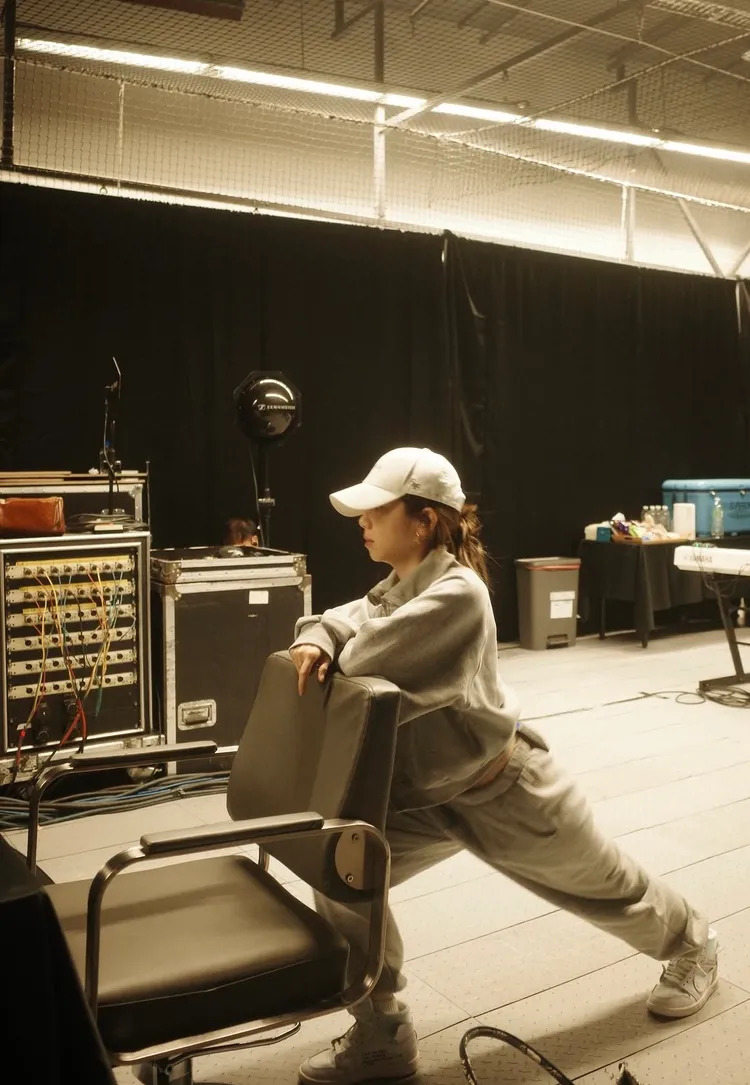 鄧紫棋練唱不忘拉筋。翻攝鄧紫棋IG