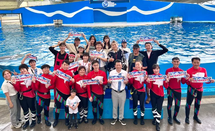 花蓮海洋公園海豚秀今天落幕，工作人員及海豚跟觀眾道別。遠雄海洋公園提供