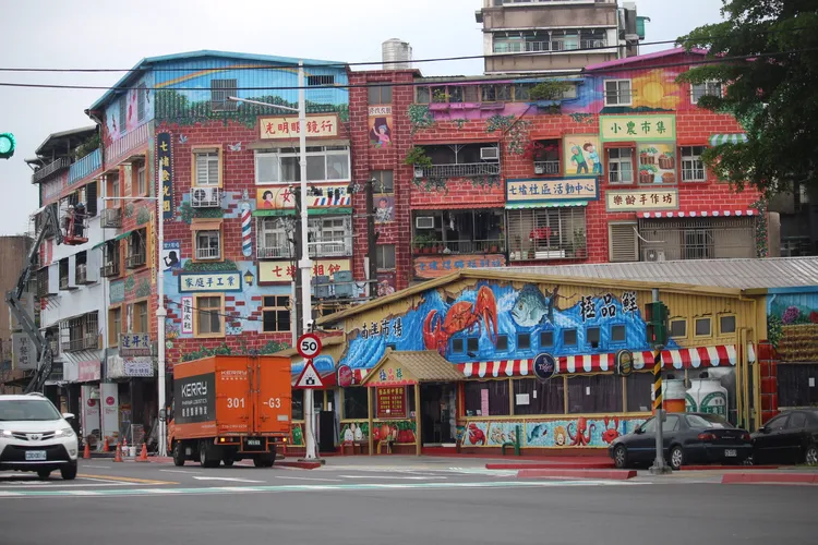 楊秀玉推動城市美化，七堵車站前的老舊居民樓已煥然一新。葉先鵬攝