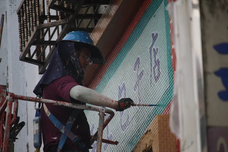 彩繪工程目前仍持續進行中，希望將昔日各行各業的辛勤身影生動重現。葉先鵬攝