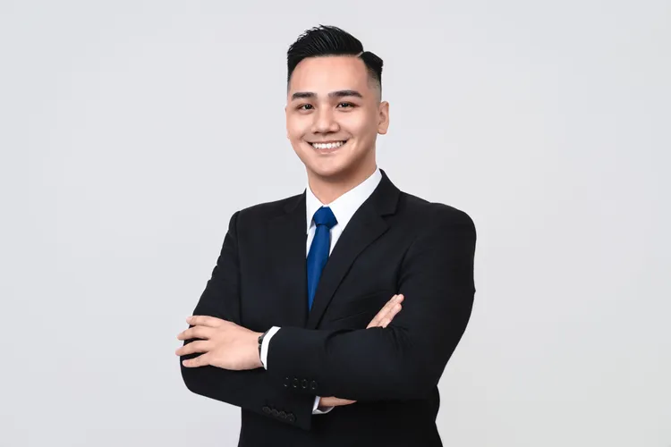 馬亨亨自輔仁大學新聞傳播學系畢業，擔任過原民台執行製作助理，隨後投入網路行銷相關產業，熟悉網路語言與社群企劃。蘇巧慧辦公室提供