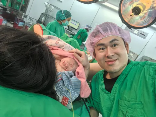 妻10分鐘順產！王炳忠喊「我終於當爹」　12年前抗太陽花也在同日