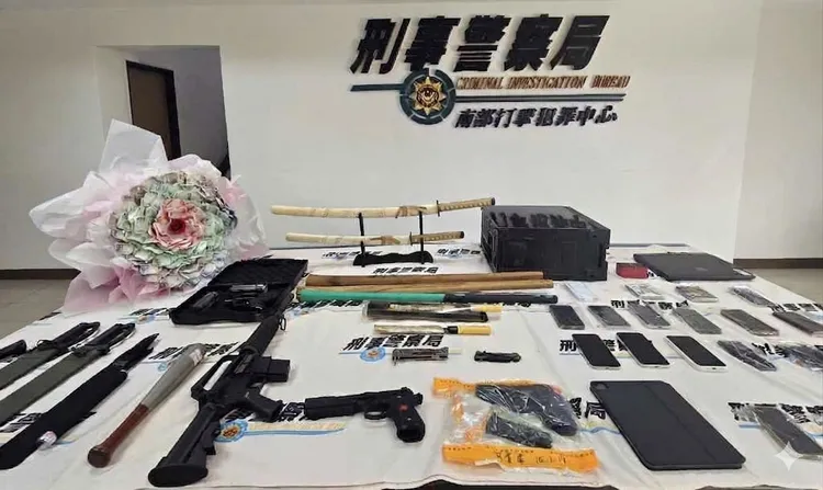 警方查獲金牛座手槍、子彈、辣椒槍、安非他命、K 他命、手機、平板、筆電、汽車、刀械、棍棒1批等證物。翻攝畫面