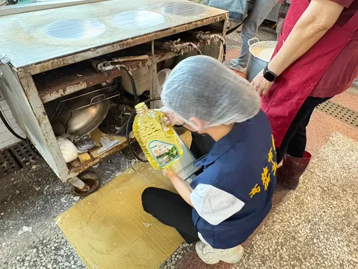 市場春捲集體食物中毒！10家醫療院所通報134人　衛生局重罰再移送法辦