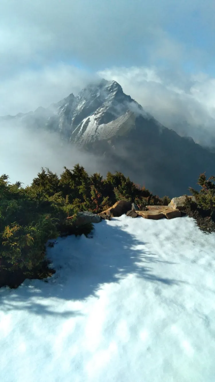 玉山山頭積雪仍維持2公分，銀白景致清晰可見。氣象署提供