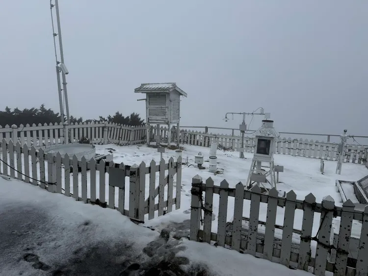 隨鋒面逐漸遠離，雪勢已於清晨5時許停止。氣象署提供
