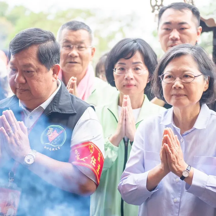 蔡英文（右1）參加白沙屯媽祖進香。翻攝自蔡英文臉書