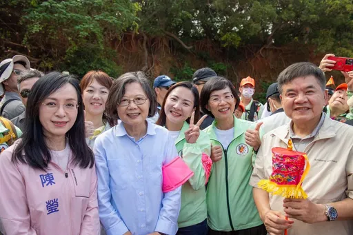 蔡英文清晨6點入列當香燈腳　感嘆「媽祖從來不只是宗教」