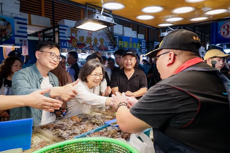 前總統蔡英文11日與賴瑞隆前往蚵仔寮漁港採買魚貨。翻攝畫面