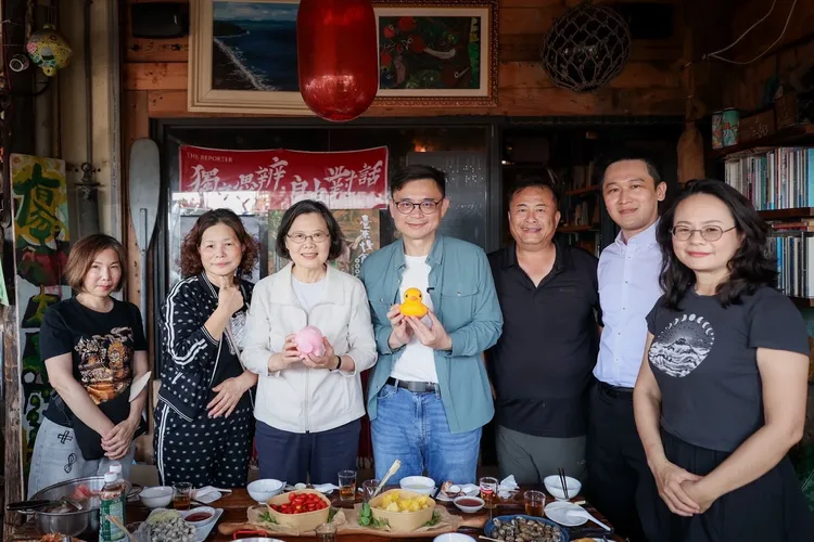 蔡英文採買魚貨後到「海邊的格瓦拉」請其料理並享用美食。翻攝畫面