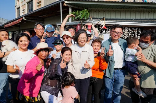 每一攤都想買！蔡英文體驗蚵仔寮漁港魅力　賴瑞隆化身叫賣哥