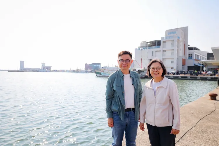 前總統蔡英文11日與賴瑞隆前往蚵仔寮漁港參訪。翻攝畫面