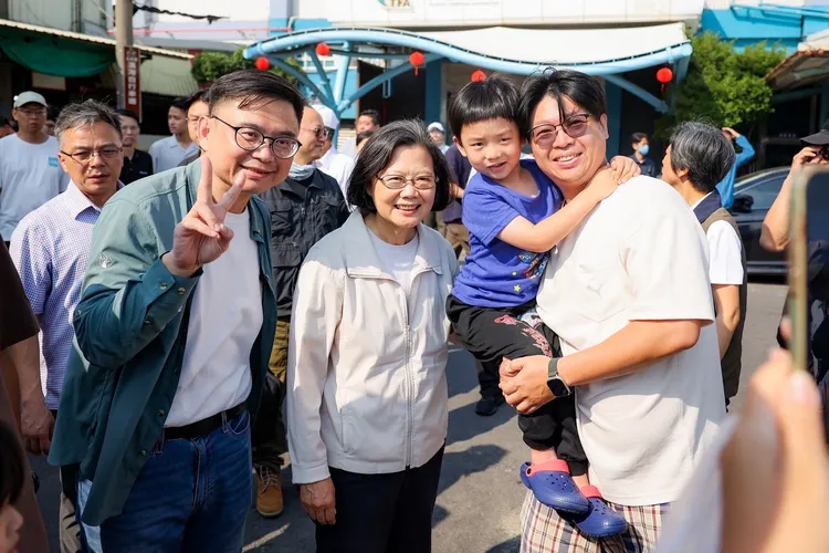 前總統蔡英文11日與賴瑞隆前往蚵仔寮漁港參訪。翻攝畫面