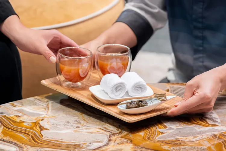 漢來日月館以日月潭溫醇紅茶與Q梅迎賓，為旅程輕揭序幕。漢來日月行館提供