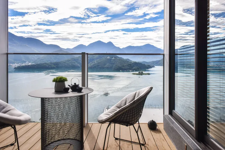 「湖畔漫旅一泊二食住房專案」，平日每房2萬2300元起，奢華景緻伴旅人入夢。漢來日月行館提供