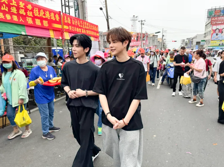 畢書盡與郭家瑋親身參與媽祖遶境感受台灣傳統文化的熱情與活力。索尼提供
