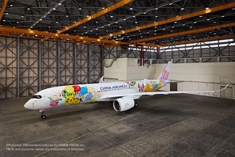 「皮卡丘彩繪機CI2」機身上共有13隻寶可夢。華航提供