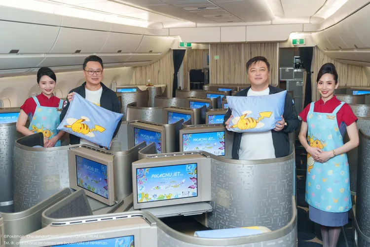 寶可夢與台式花磚的圖騰設計也應用於機上用品。華航提供