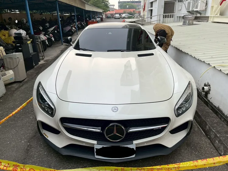 警查扣詐團賓士名車。翻攝畫面