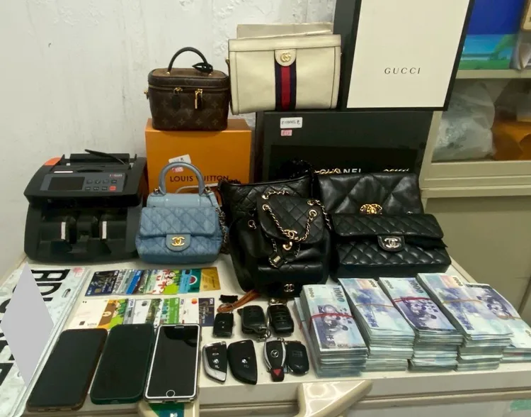 檢警起出大批現金與名牌包。翻攝畫面