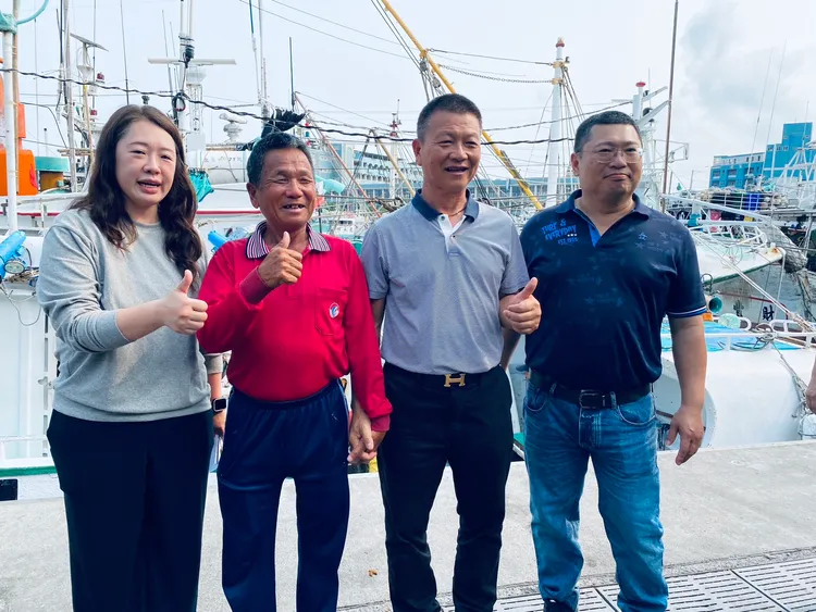 67歲船長洪福家(左2)是歷屆第一鮪紀錄是最老的船長。翻攝畫面