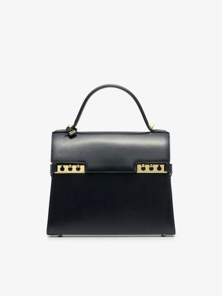 Delvaux Tempête MM以硬挺廓形搭配金屬飾扣增添氣場。品牌提供