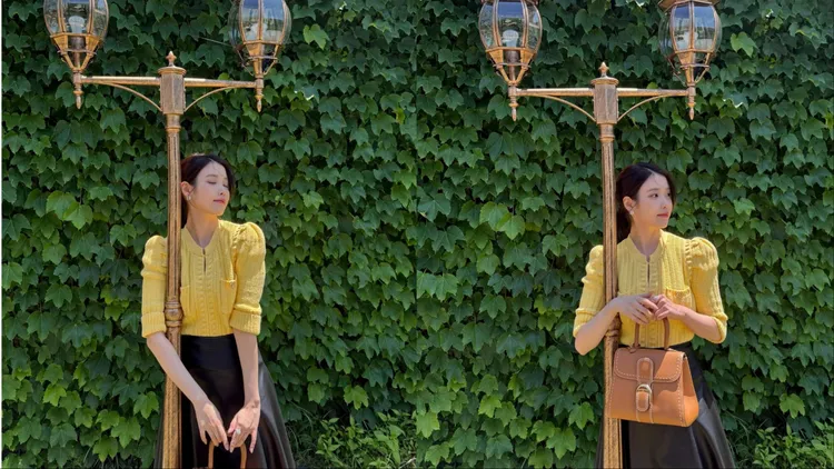 IU以黃色針織衫、黑色半身裙搭配棕色款Brillant MM Surpiqué。翻攝IU IG