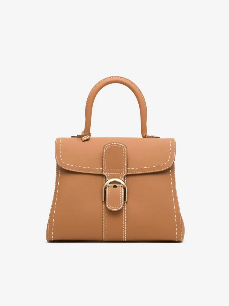 Delvaux Brillant MM Surpiqué包身擁有獨特縫線工藝。品牌提供