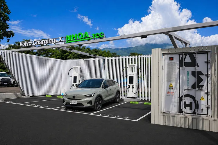 「花蓮VOLVO站」導入台泥儲能EnergyArk儲能系統，結合3 座 360kW 高功率充電樁，提供穩定且高效率的充電體驗，可同時服務多款不同規格電動車。業者提供
