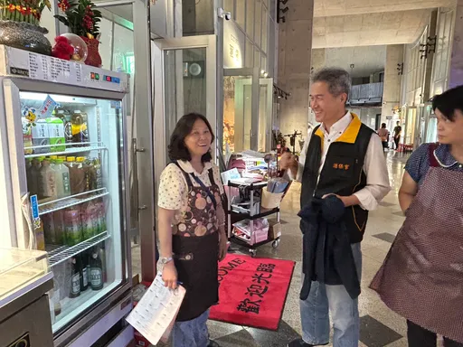 時價就是實價！海鮮饗宴不縮水　竹市消保官南寮竹風漁市輔導價格標示 